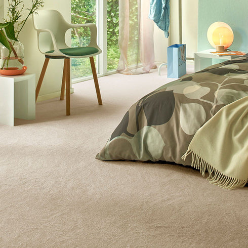 Sedna® Kai carpet in a soft beige, giving a natural and earthy tone to a stylish bedroom.
