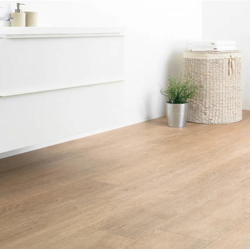 Amtico Click Smart Treated Oak Flooring – A rich, deep oak LVT with striking grain patterns, enhancing both traditional and modern interiors. A waterproof and low-maintenance flooring solution. LuxeFloors Co.