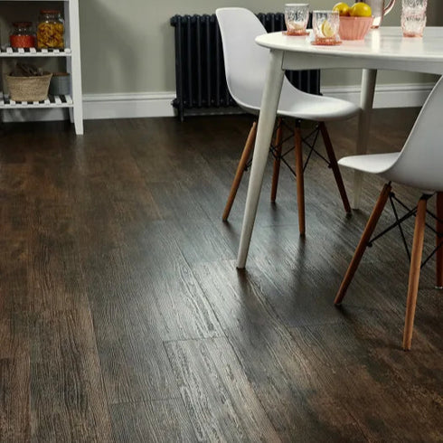 Amtico Click Smart Dark Oak Flooring – A deep, sophisticated oak-effect luxury vinyl plank with a bold, natural grain for a premium hardwood aesthetic. Ideal for bedrooms, lounges, and offices. LuxeFloors Co.